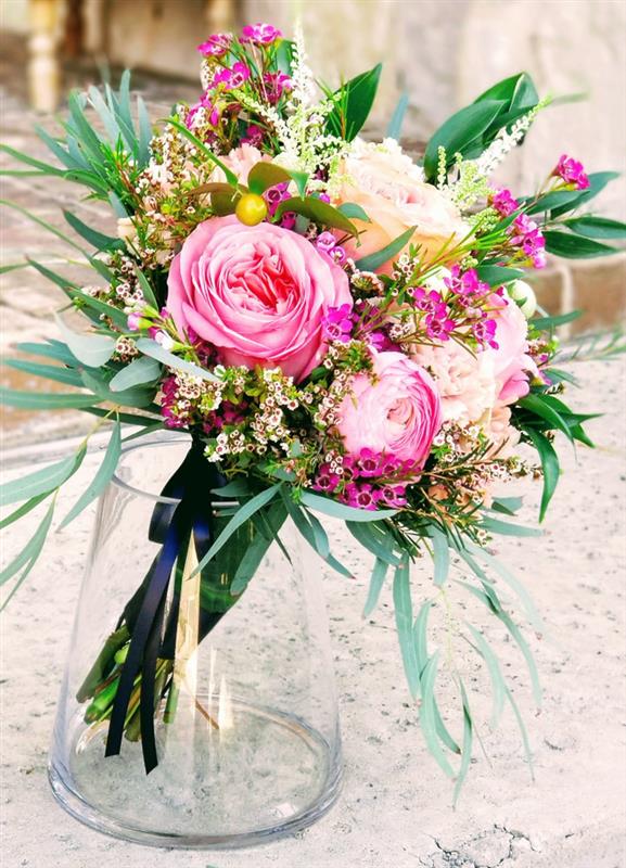 Ribbon-wrapped Hand-tied Bouquet